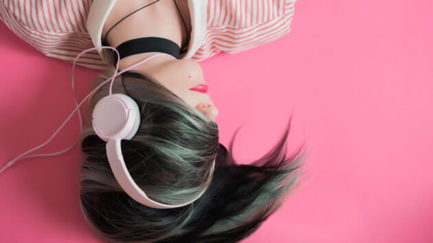 d03-Girl-headphones.jpg